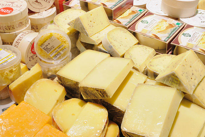Käse im Biosupermarkt ist immerhin etwas weniger klimabelastend als konventioneller Käse - Foto: NABU/Sebastian Hennigs