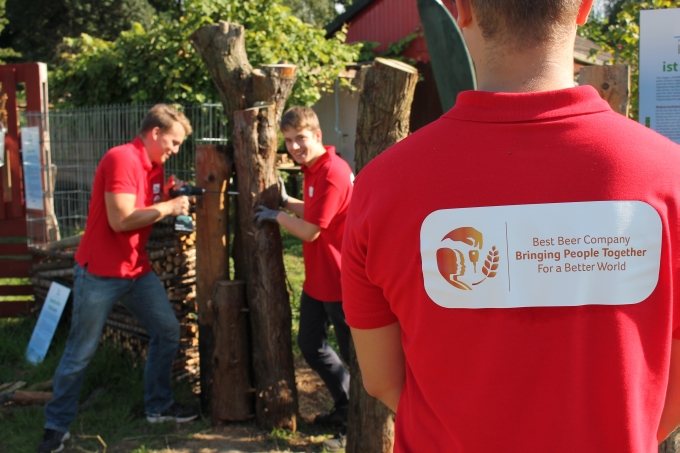 Naturerfahrung und Spaß, beispielsweise beim Aufbau unserer Zaun-Ausstellung - Bild: NABU Bremen