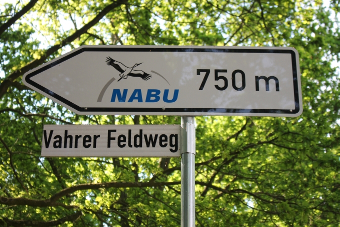 Trotz großen Schildes für manche schwer zu finden, die Einfahrt in den Vahrer Feldweg - Bild: NABU Bremen