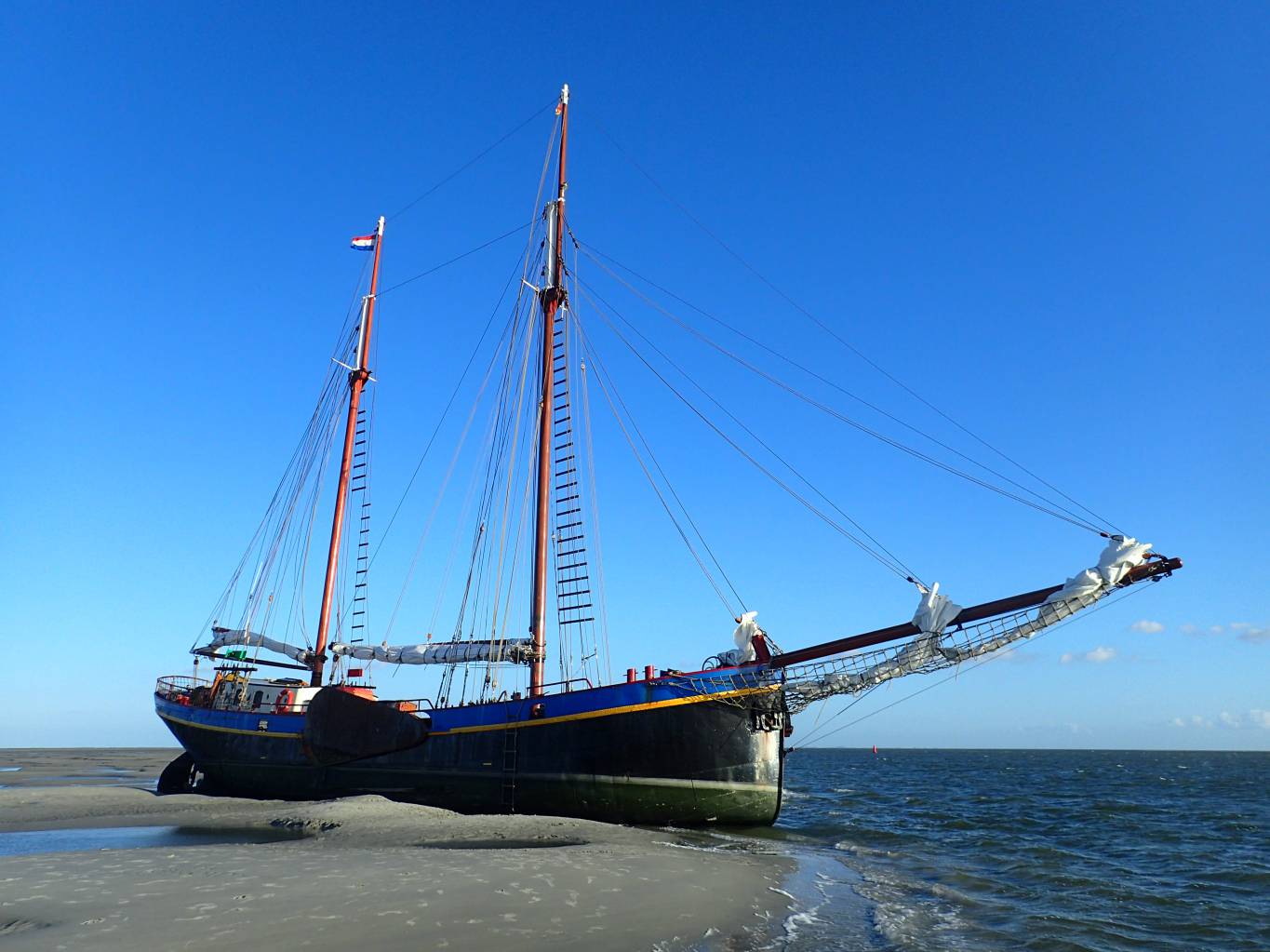 Auch Trockenfallen lassen gehört zum Segelabenteuer - Foto: Madraque