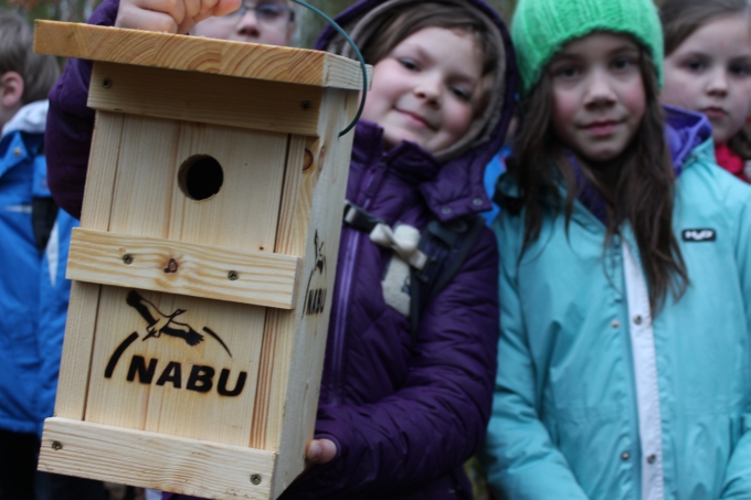 Jede Menge Nistkästen haben wir mit den Schülern gebaut und im Wald aufgehangen - Bild: NABU Bremen