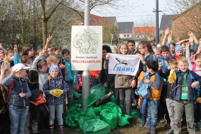 Traurig, aber nötig - jedes Jahr sammeln wir den Müll im Wald mit den Schülern ein - Bild: NABU Bremen
