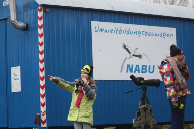 Vogelbeobachtung am Bauwagen - Foto: NABU Bremen